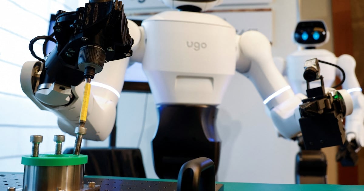 Un hospital de Nagoya puso a trabajar a un robot con IA: atendió visitantes y levantó platos