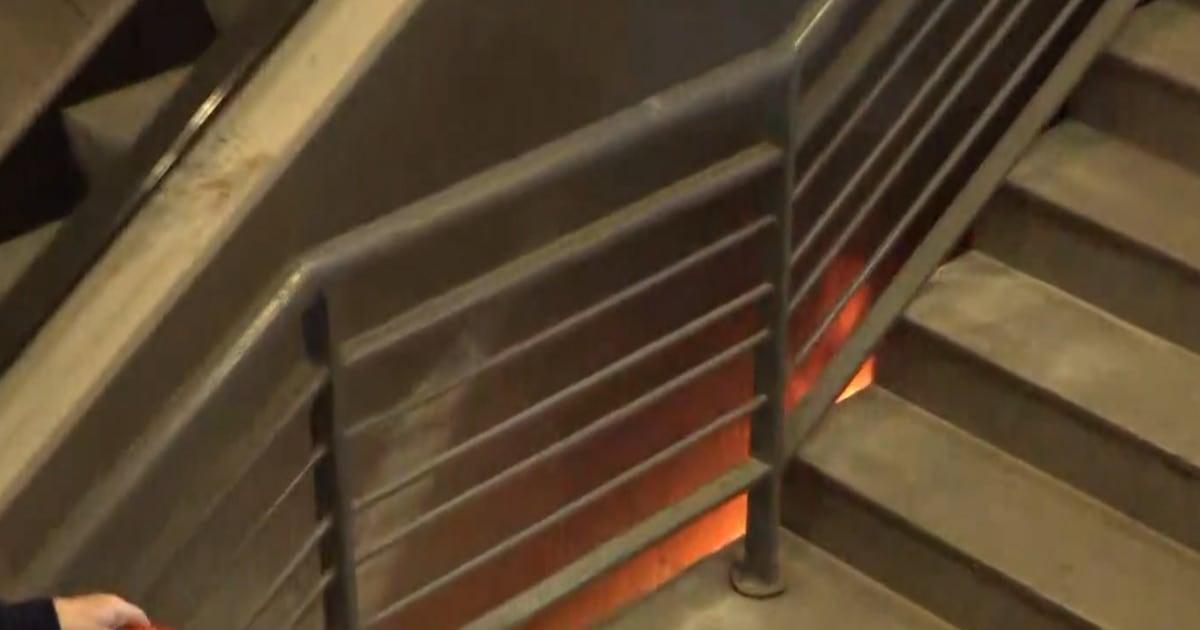 Incendio en una escalera mecánica de Constitución: evacuaron la estación y un joven terminó internado por inhalar humo