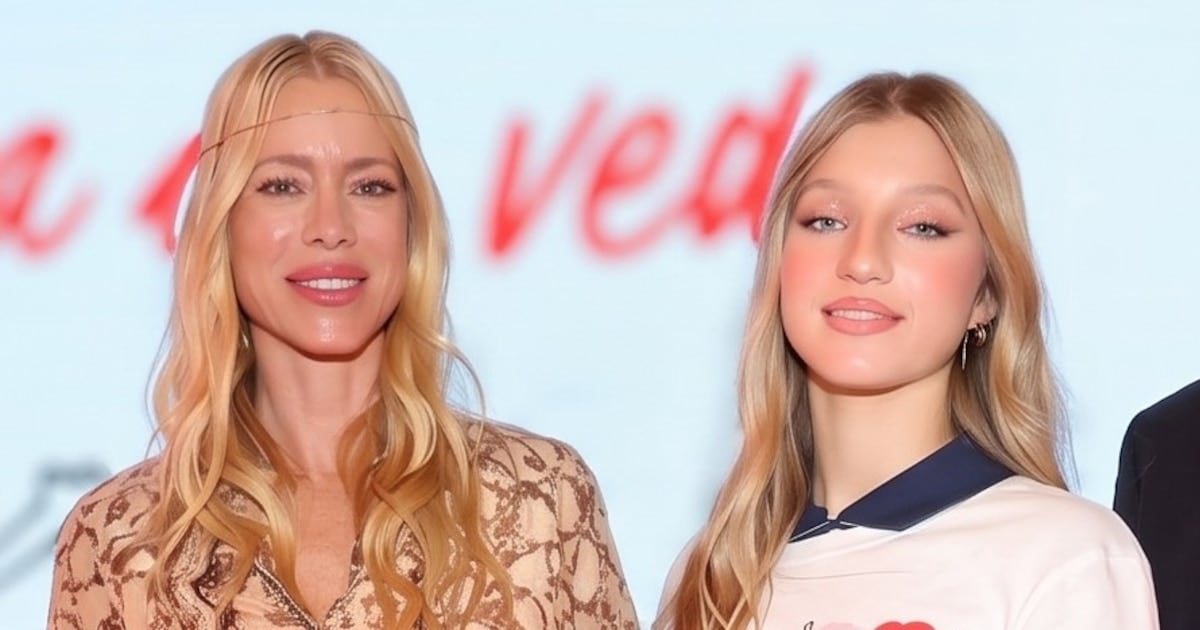 La pasarela se llenó de glamour y de corazones solidarios: el debut de Allegra Cubero con mamá mirando desde la primera fila
