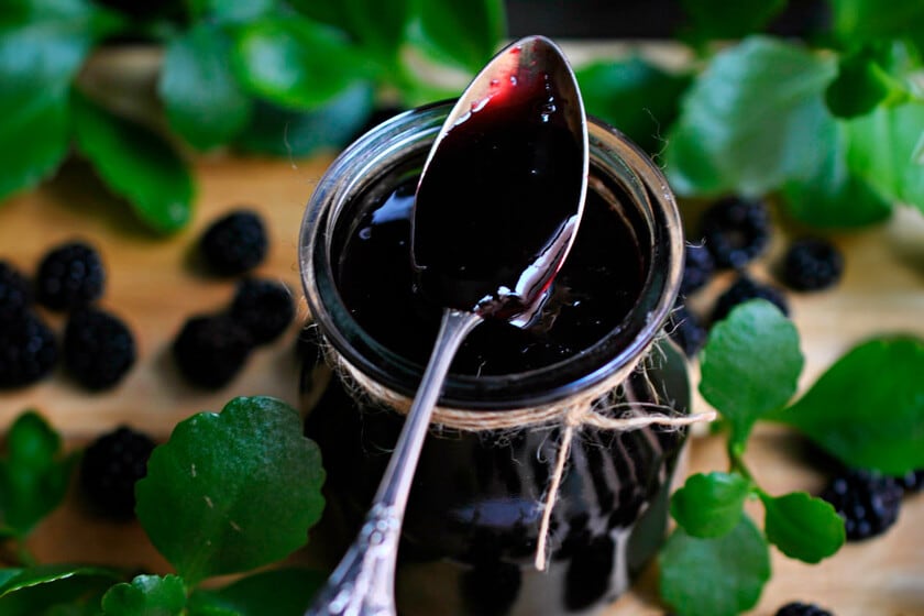 Mermelada de moras casera: la receta con manzana y limón que te salva el desayuno