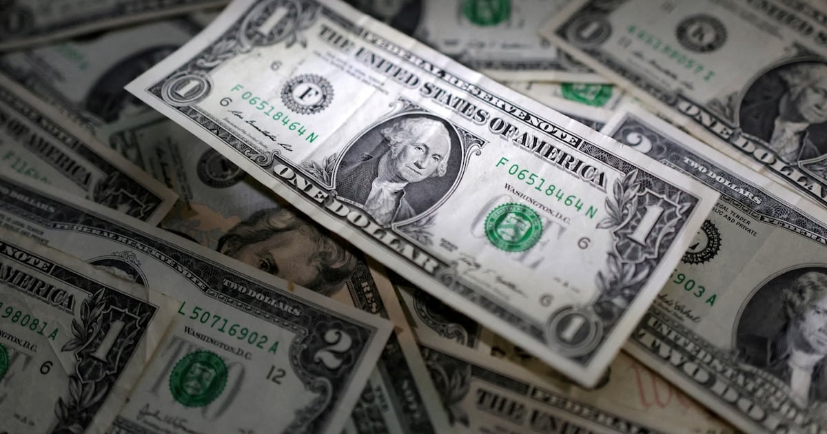El dólar bancario recortó cinco pesos en la semana y cerró en 1.540 pesos en el Nación, mientras el blue quedó sin cambios