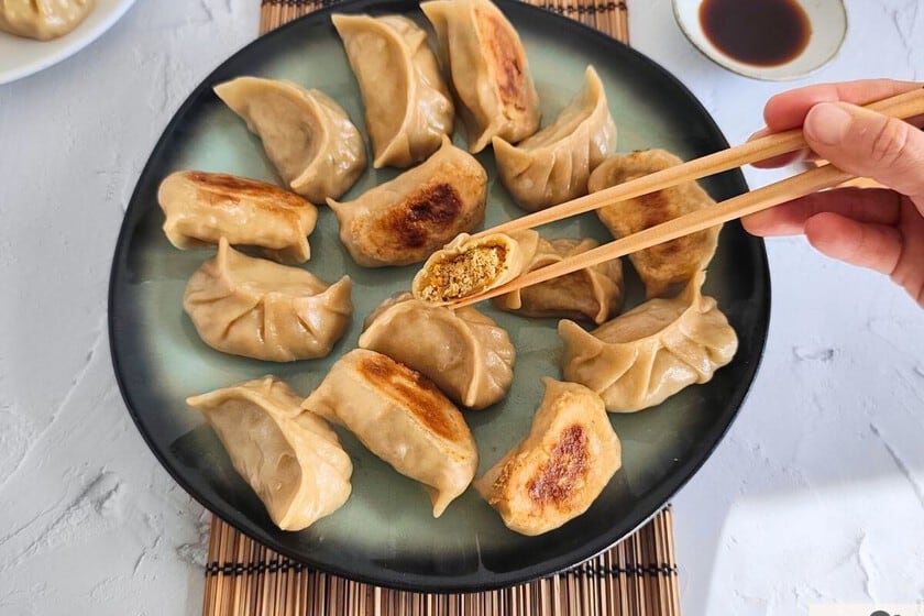 Gyozas vegetarianas con tofu y shiitake: una receta para 30 unidades que combina dorado y vapor en sartén