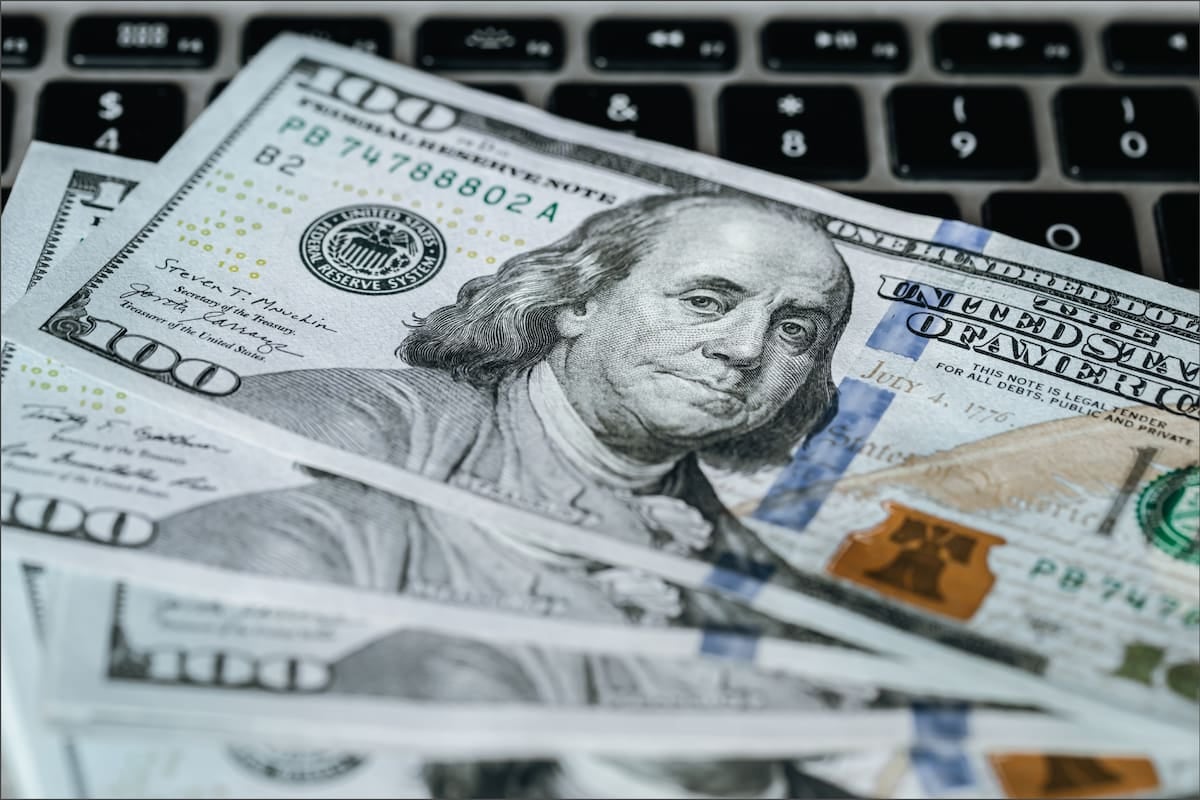 El dólar oficial se sostiene en 1540 pesos y el blue en 1560 durante el domingo sin actividad financiera