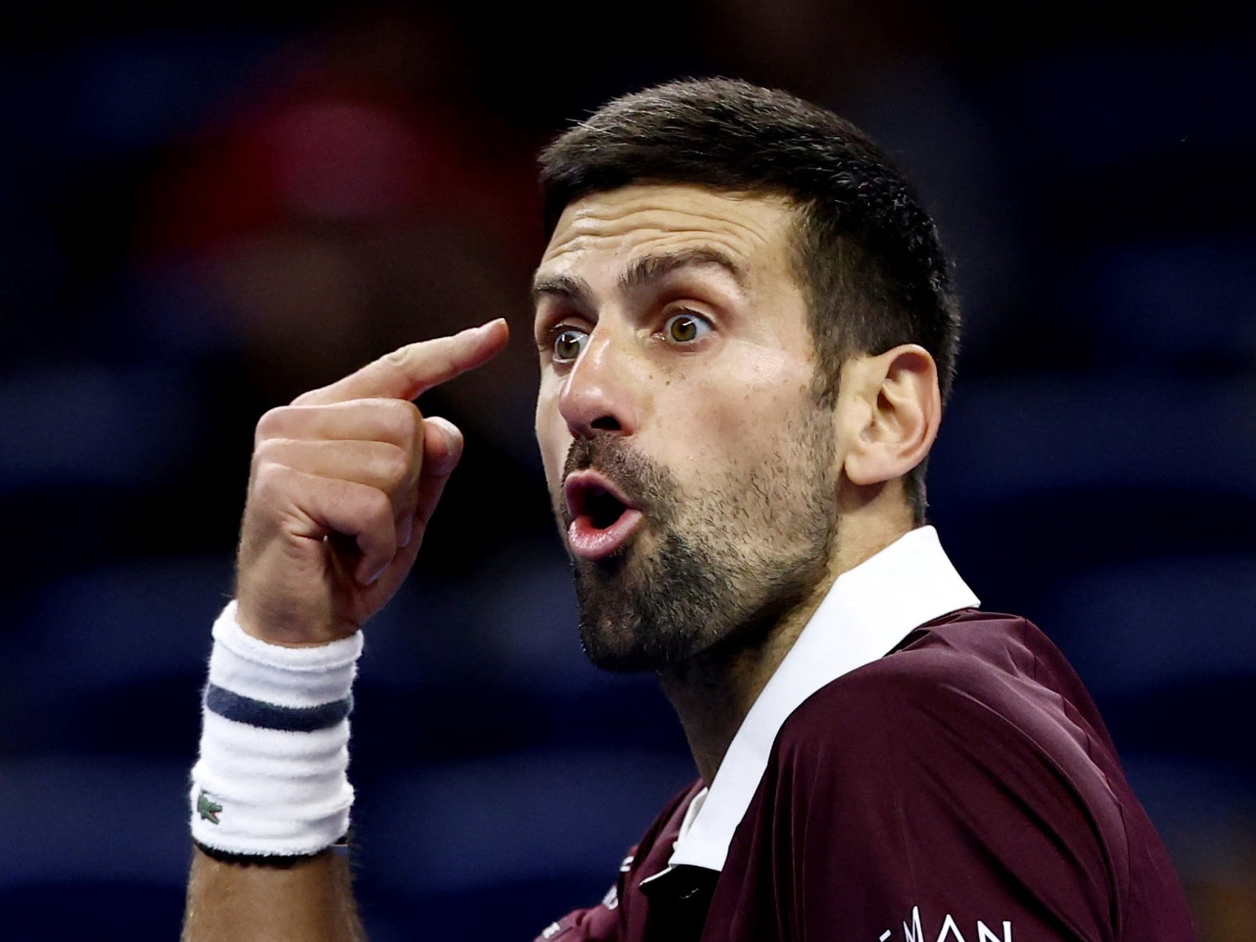 Djokovic pasó a semis en el ATP de Pekín tras una remontada caliente y un arbitraje que lo hizo explotar