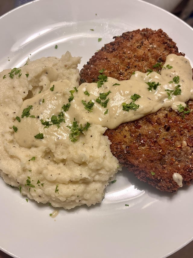 Milanesa con film y a otra cosa: Pachu Peña se despidió de MasterChef en la primera gala