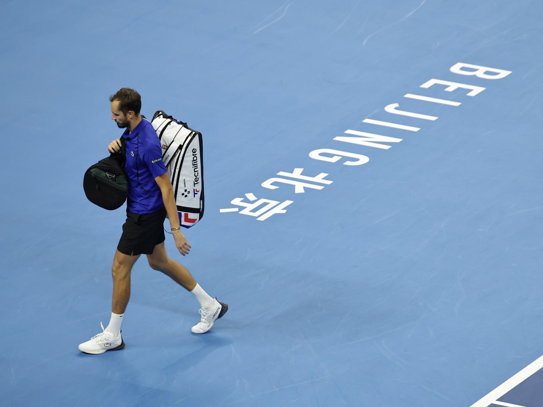 La raqueta de Medvedev le costó el pase y Djokovic lo liquidó sin terminar el set