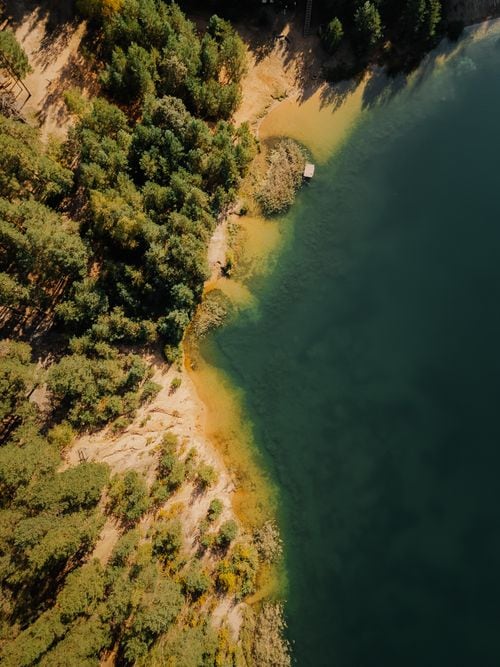 La capilla que los hacheros levantaron en medio del lago Lácar