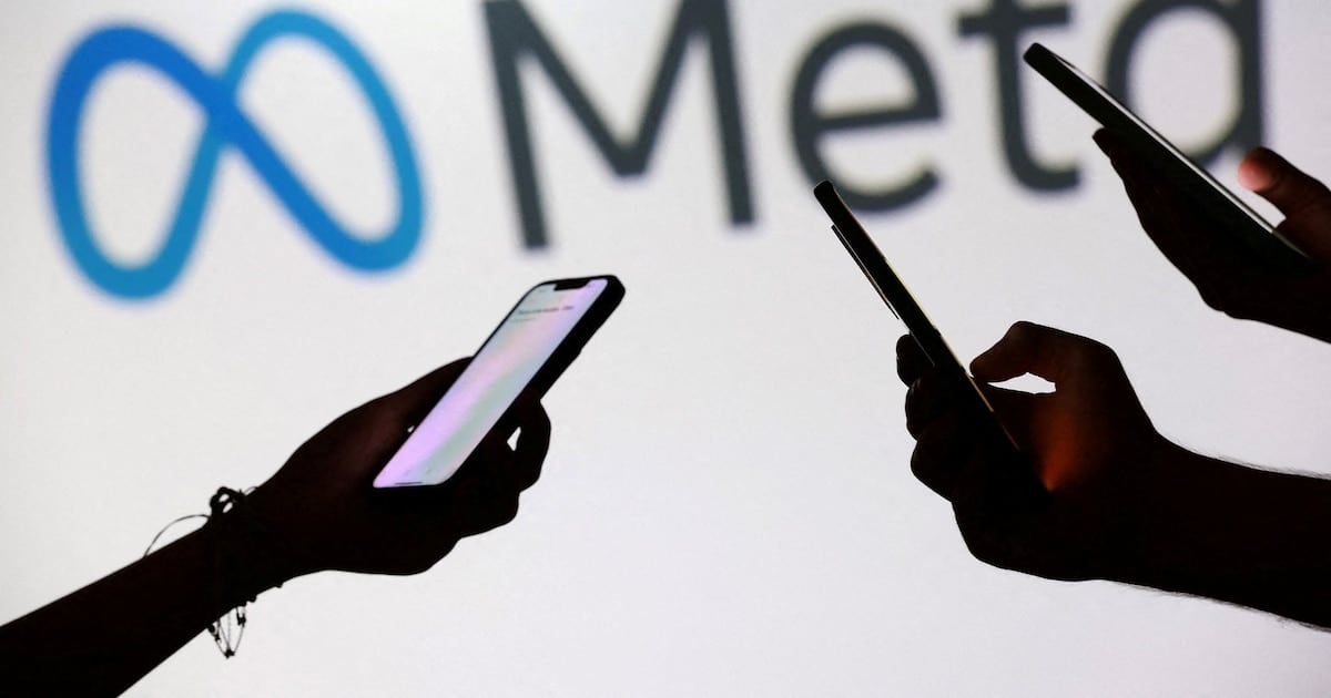 Chicos chateando con Meta AI: ahora los padres pueden ver de qué hablan, aunque no leerlo