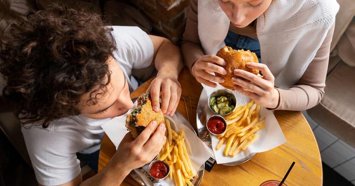 Dos almuerzos iguales en calorías, respuestas distintas: lo que dejó un ensayo con 57 adultos sobre los ultraprocesados