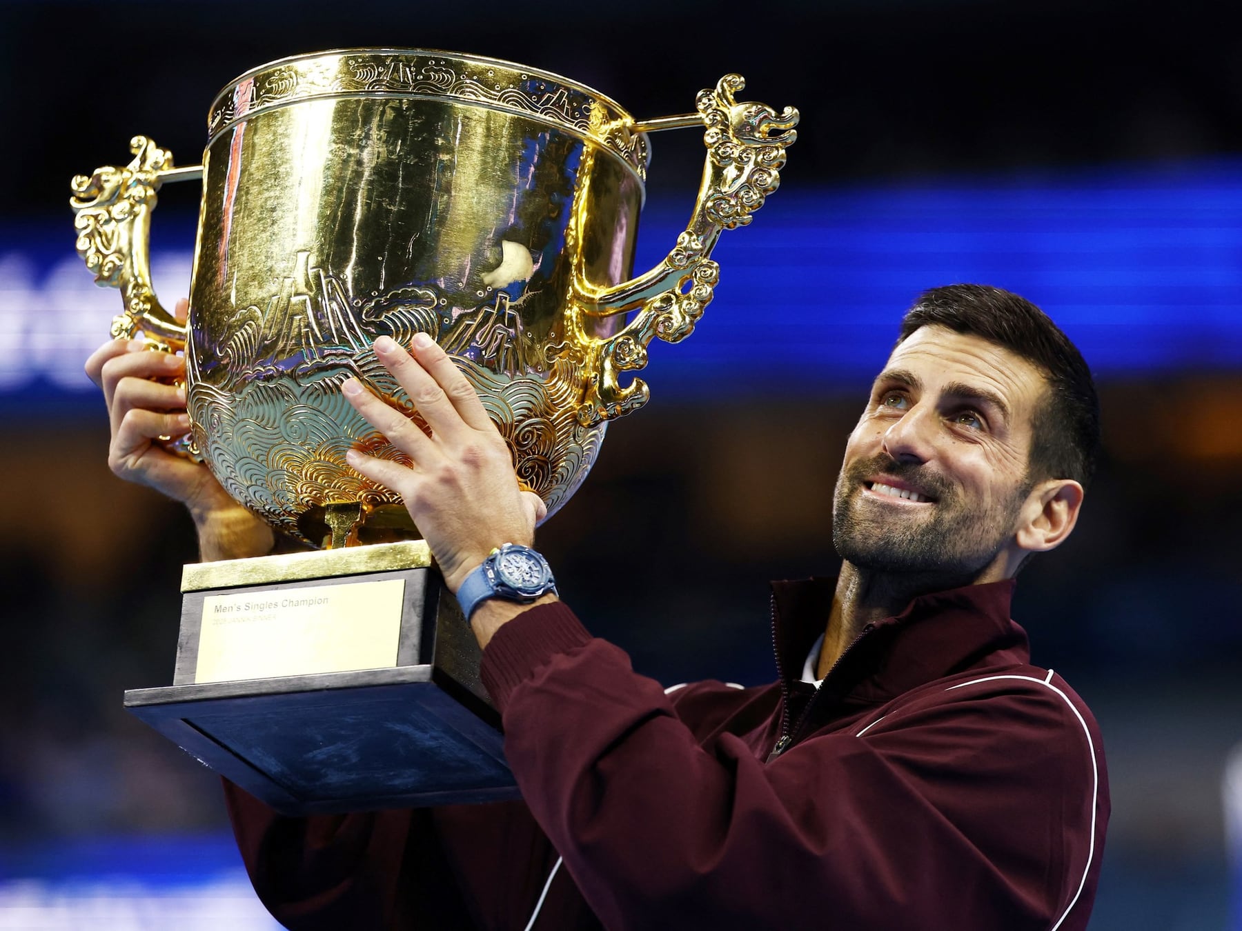 Novak acecha a Federer: ganó en China y ya le respira en la nuca con 102 títulos