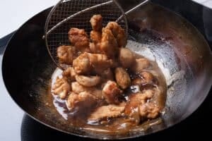 Pollo al limón: la fórmula casera que se planta en la mesa con dos harinas y una salsa que no falla