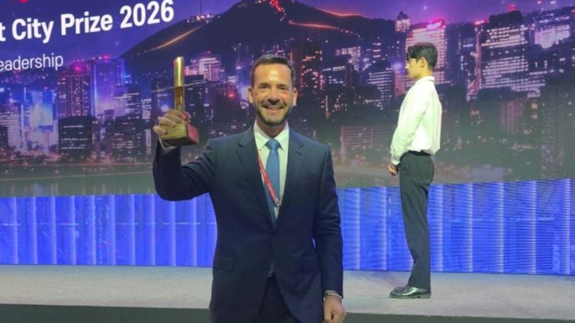 Escobar metió inteligencia artificial en el día a día del municipio y se llevó un premio en Seúl