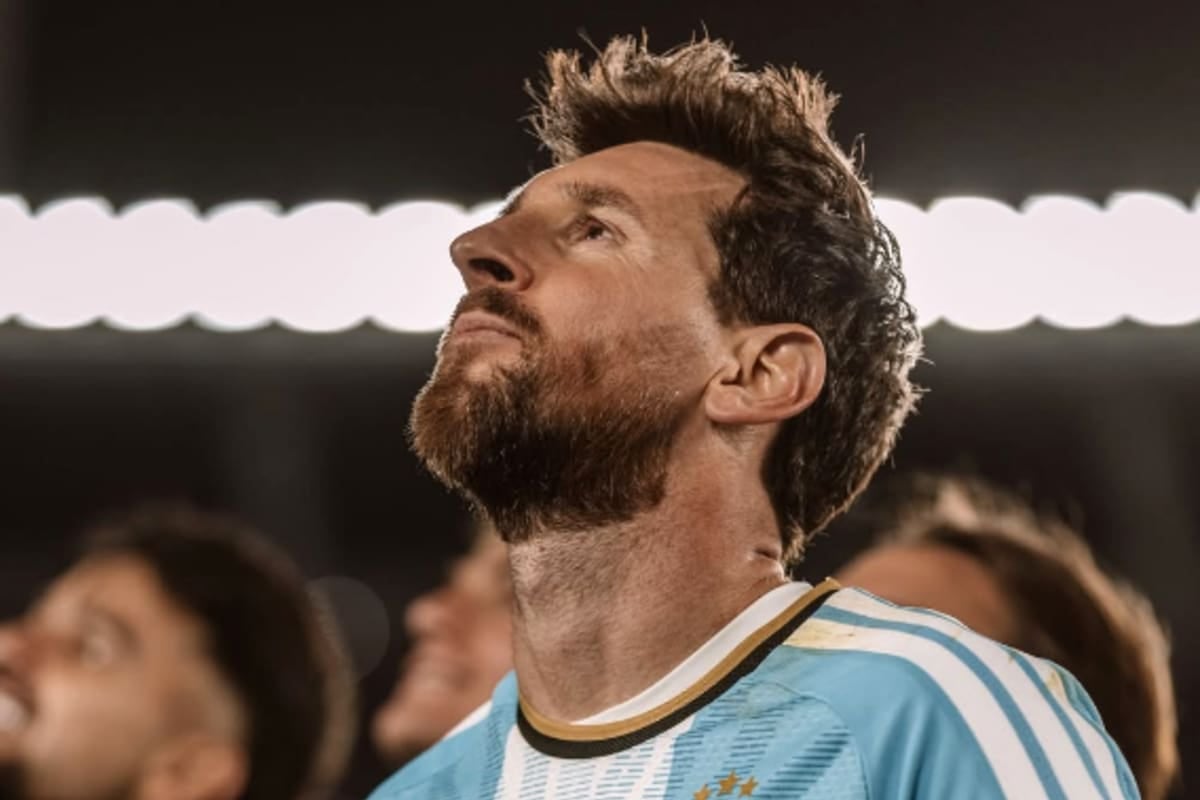 El último baile de Messi en el Monumental: gol, abrazo y el lloro de una camiseta que ya no se va a poner más