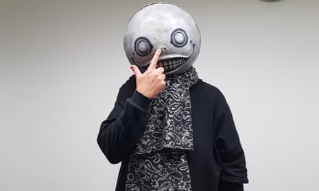 Yoko Taro se levanta cada mañana para que no se le oxide el cerebro: el guru que ya se retiró en 2003 y sigue firmando guiones