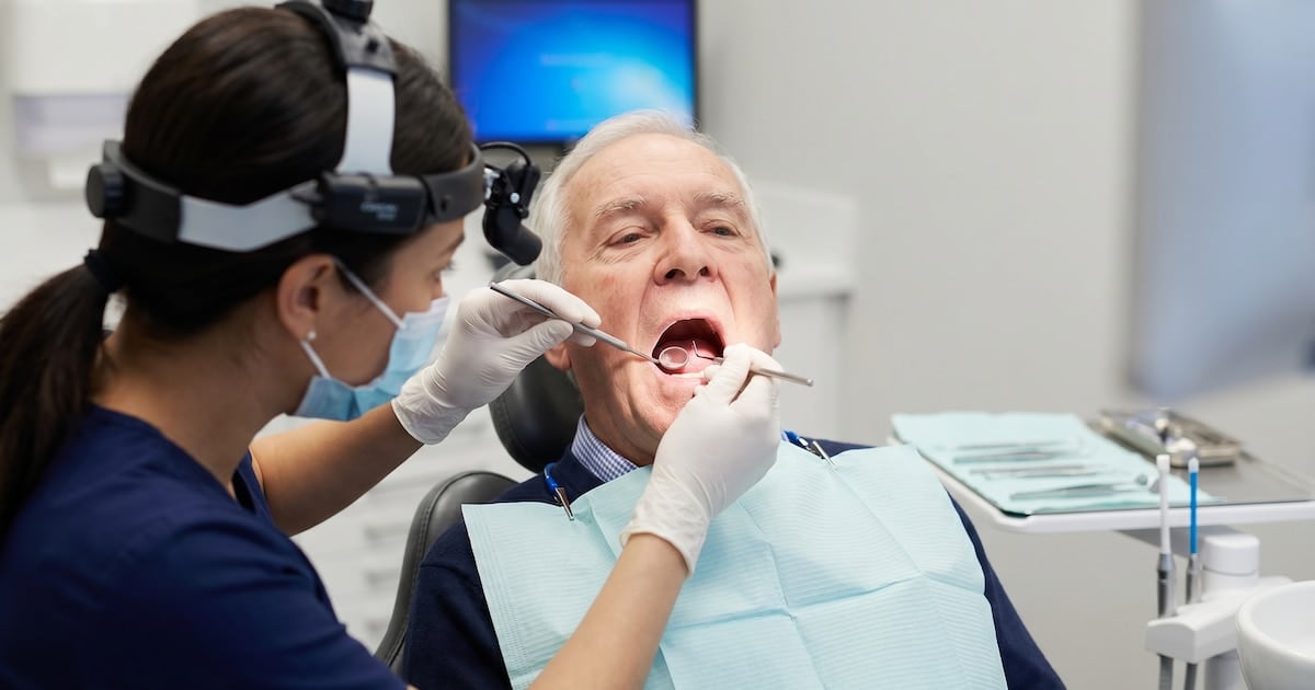 Sonreír, masticar, pensar: lo que la boca dice del resto del cuerpo después de los sesenta