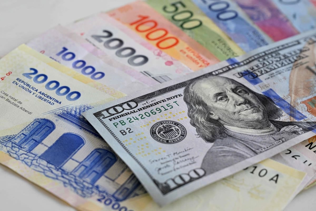 En julio, los precios argentinos en dólares cedieron por segundo mes seguido, pero la ropa y los restaurantes conservan el podio regional más caro
