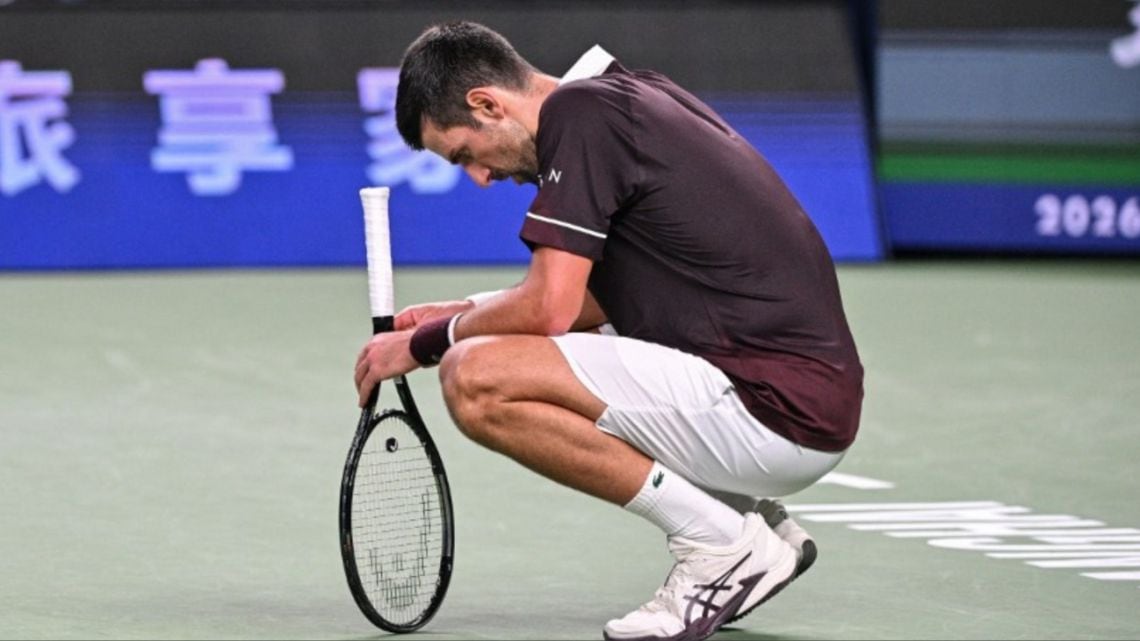 Djokovic tropezó en su debut en Shanghái y ahora depende de un milagro en París