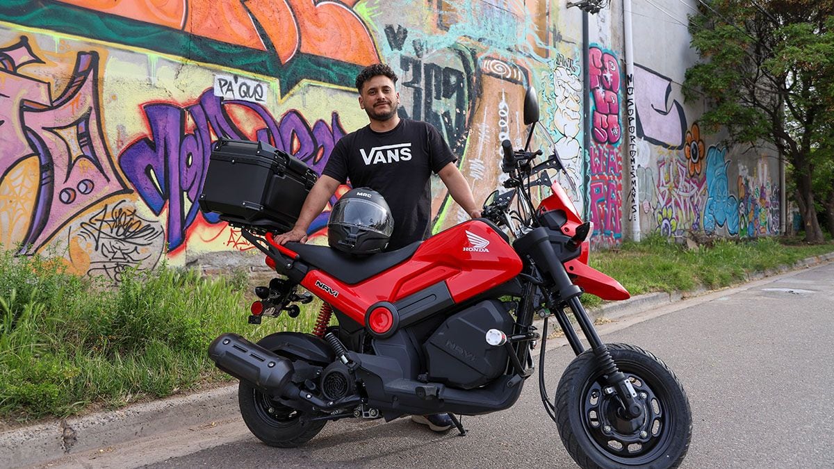 La ruta imposible de un mecánico neuquino que vende su taller, deja a su hijo y se va en una moto chica hasta Alaska