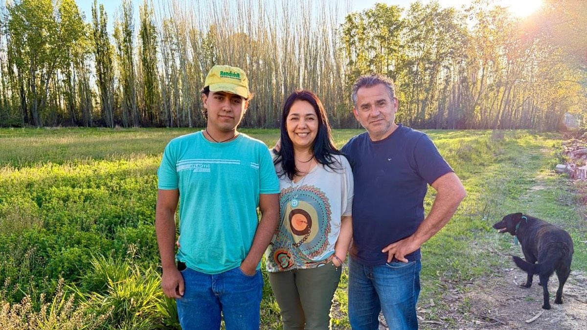 De la puerta de un colegio a las tres hectáreas heredadas: la historia de una pareja que eligió volver a la tierra aunque nadie se los pagara