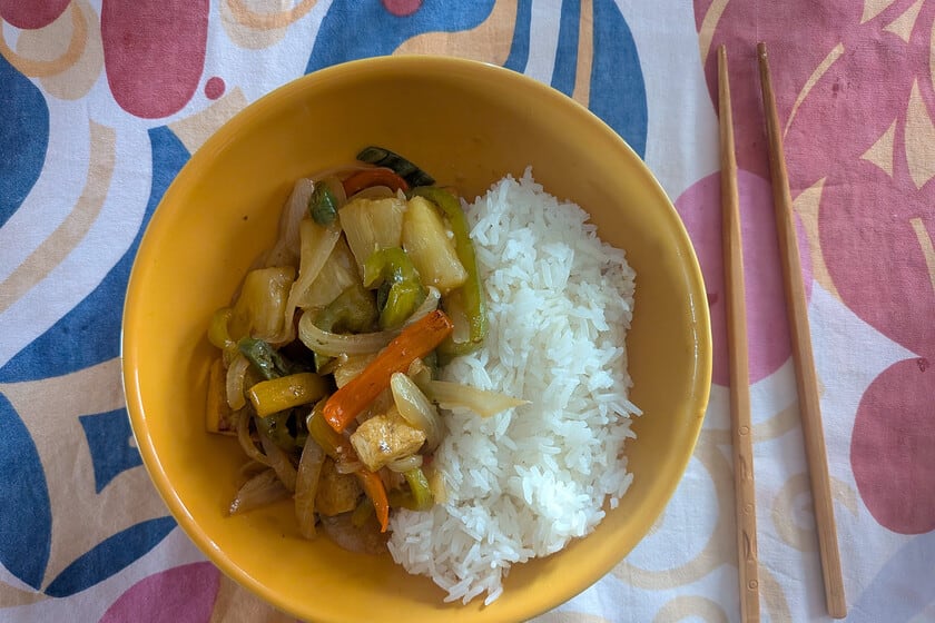 Tofu agridulce con piña: la técnica del wok para una versión vegana del salteado clásico de origen chino