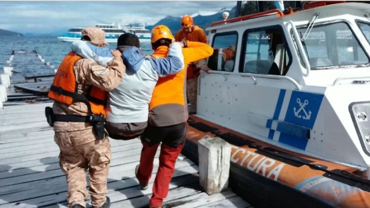 Un turista con traumatismo de tobillo fue evacuado por agua desde el sendero al Bosque de los Arrayanes