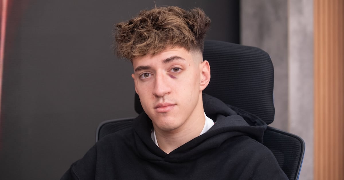 Baulo se sienta en la mesa grande y deja el streaming por un rato