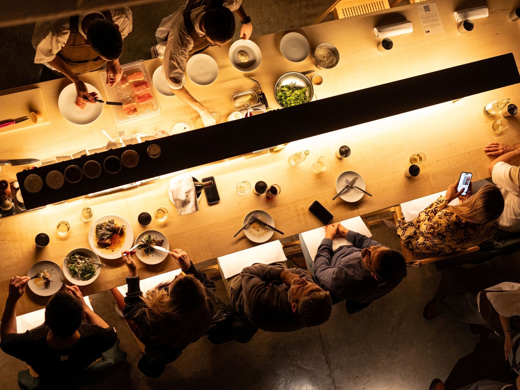 En las cocinas porteñas, el comensal cambió: come menos, pide copa de vino y registra todo con el celular