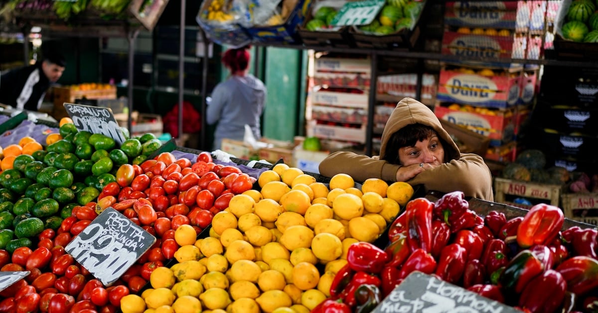 La mesa de septiembre: el tomate lideró las subas y la lechuga lideró las bajas en la canasta de alimentos