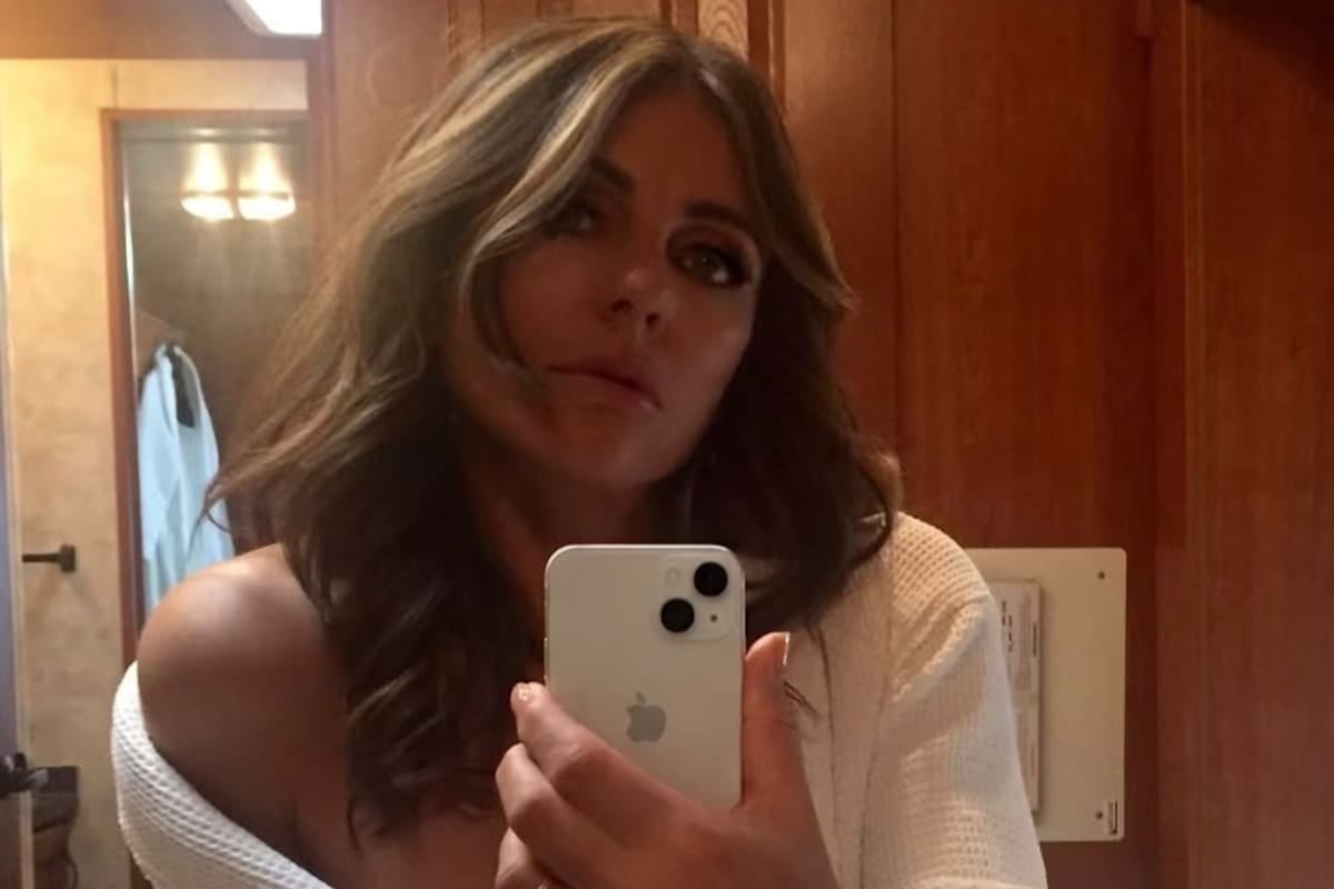 Elizabeth Hurley volvió al set con anillo sospechoso y flores de la jefa