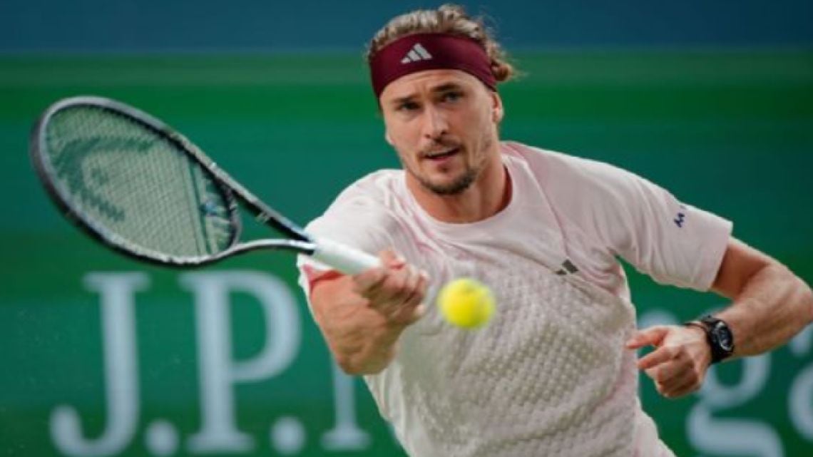 Zverev pasó a semis en Shanghai sin despeinarse y va por el número uno del año