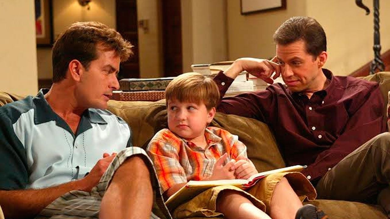 Hugh Grant estuvo a punto de reemplazar a Charlie Sheen y se escapó en el último momento: la historia que Chuck Lorre cuenta en sus memorias