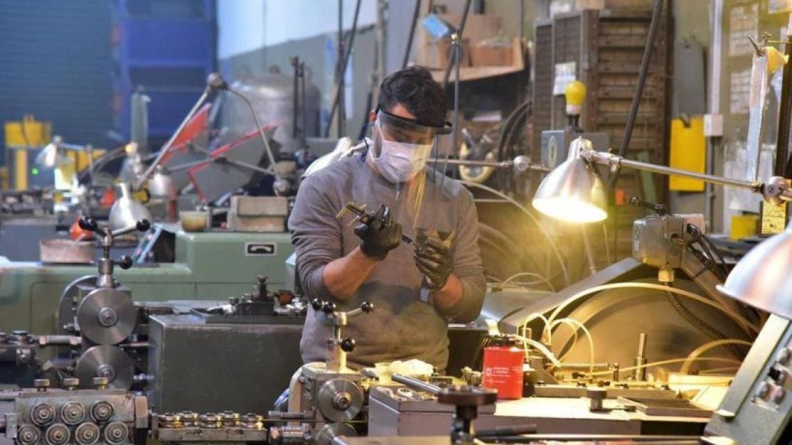 La capacidad ociosa de la industria se sostiene arriba del 41% y empieza a empujar mano de obra hacia la informalidad