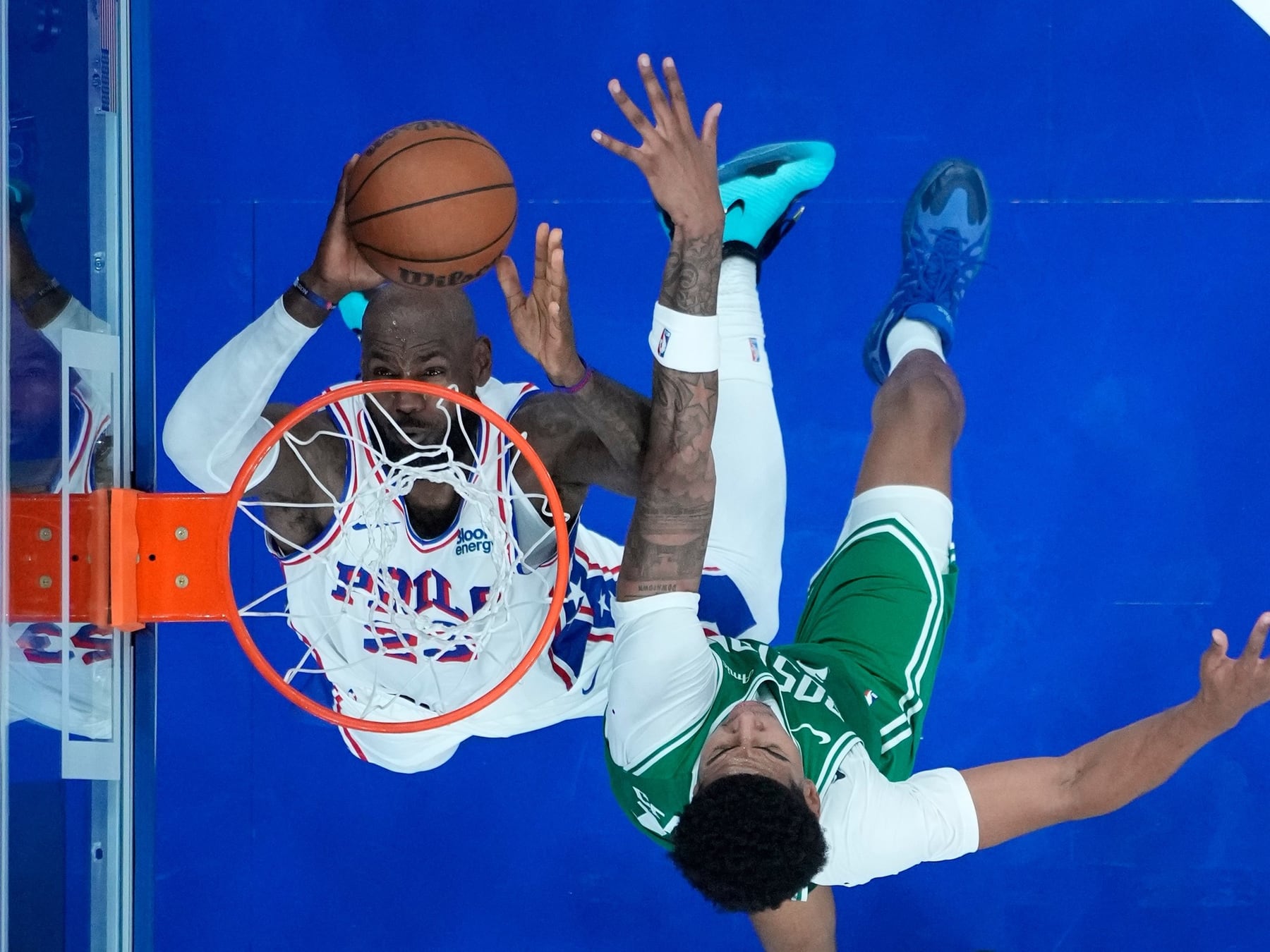 LeBron se puso la camiseta de los Sixers y el Wells Fargo se rindió a sus 41 años