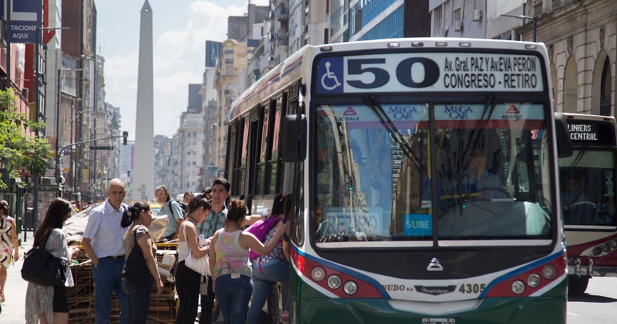 Colectivos del AMBA: las cámaras empresarias alertan que el desfasaje entre costos y tarifa obliga a reducir frecuencias
