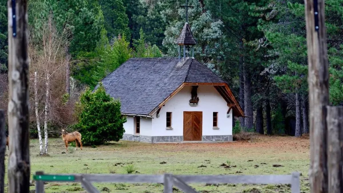 El pequeño templo alpino que un príncipe alemán dejó sembrado entre las lengas de Meliquina