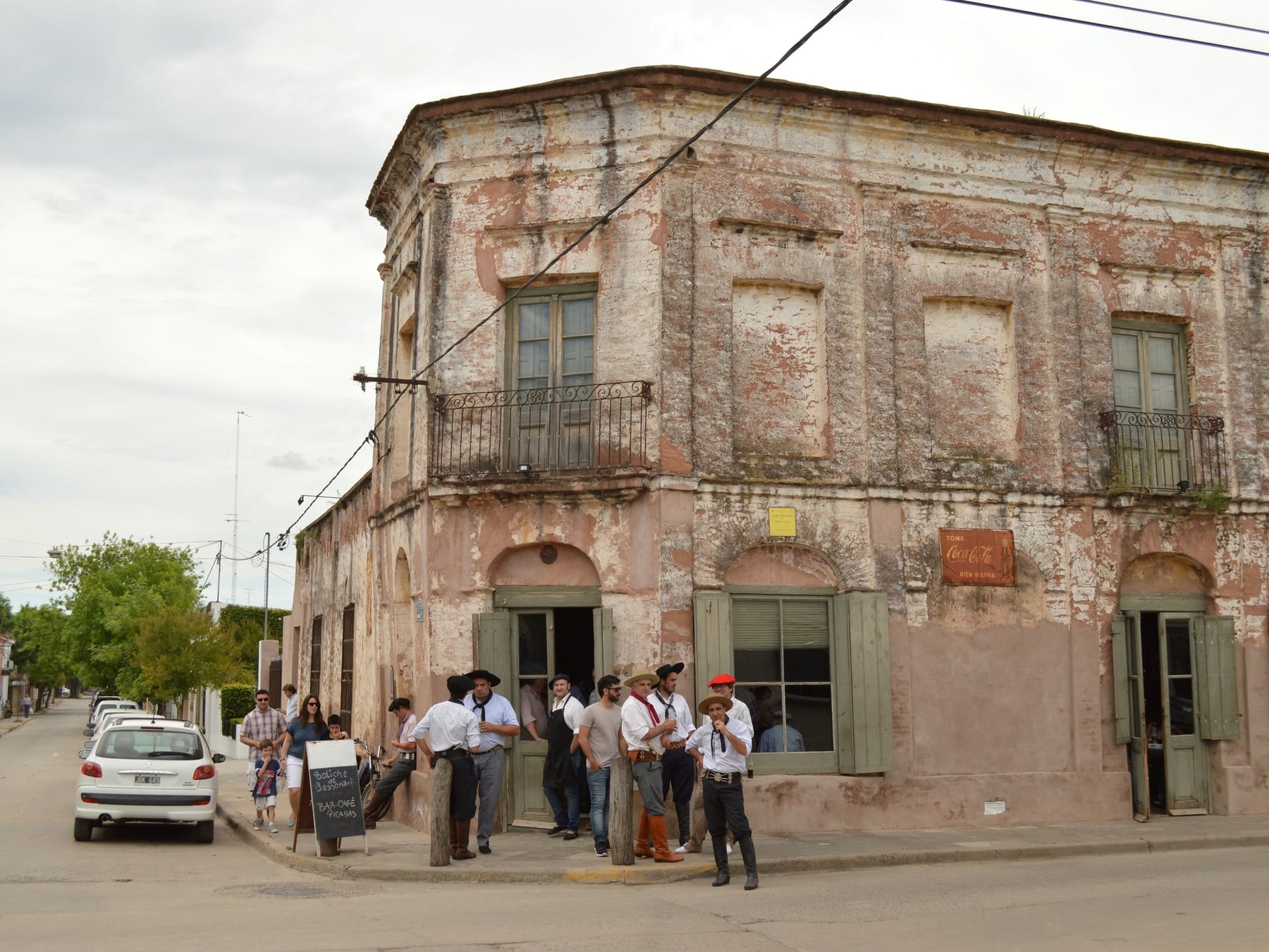 ¿Un pueblo solo de gauchos? Areco se reinventa con talleres de autor y una galería al aire libre