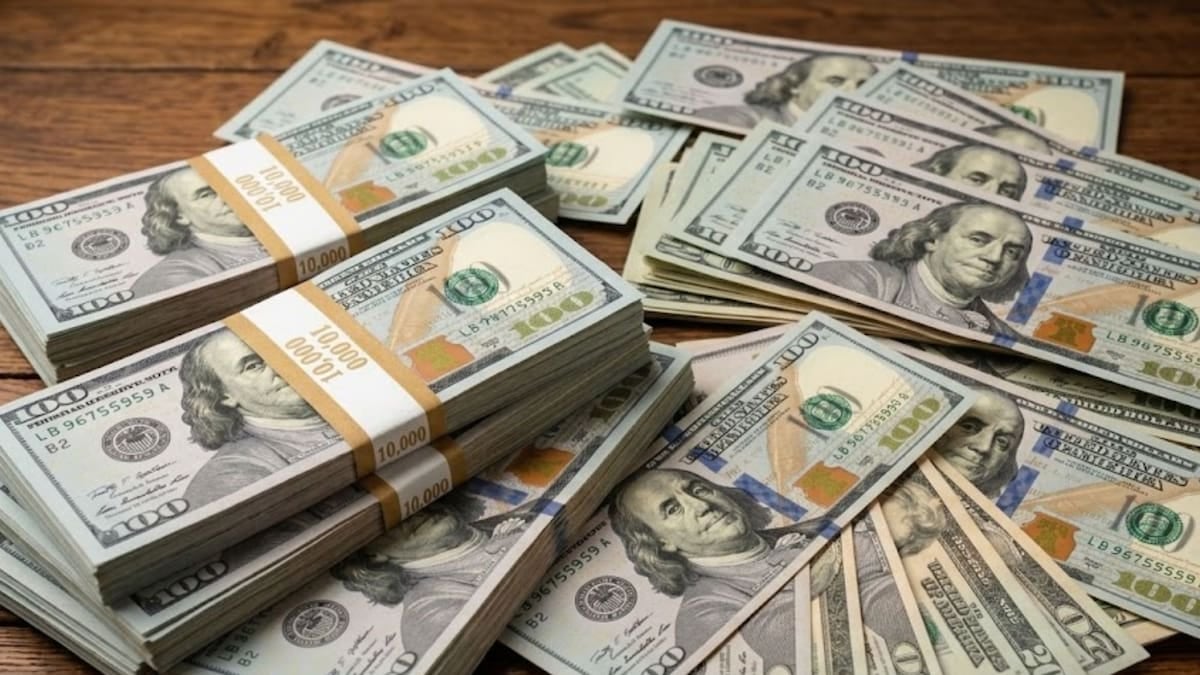 El dólar oficial cerró la jornada en $1.535 y el blue quedó a $1.555, con una brecha acotada al 1,3%