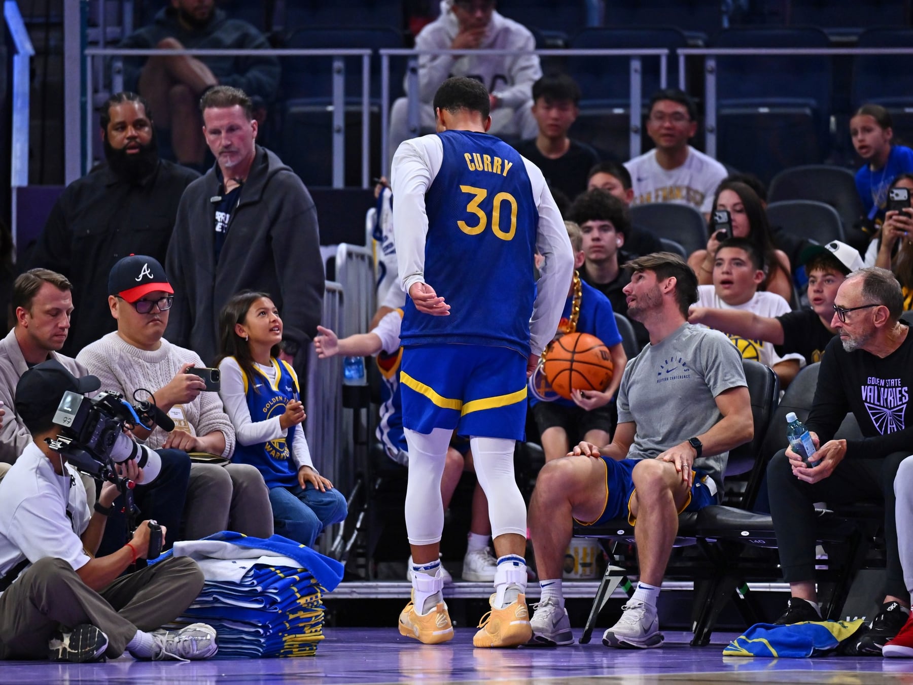 Curry renovó en Warriors, pero el debut ante Lakers arrancó con un dolor que preocupa