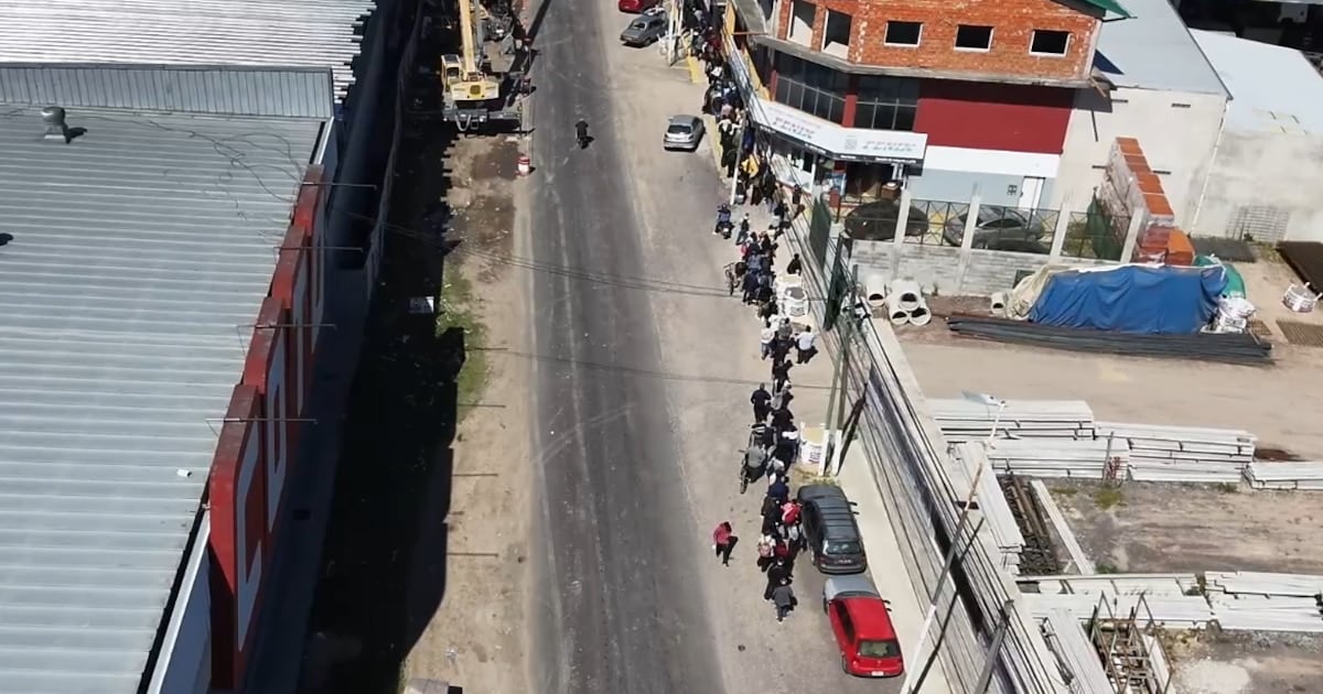 Crónica de una convocatoria desbordada: cuarenta vacantes y más de diez cuadras de fila en Ezeiza