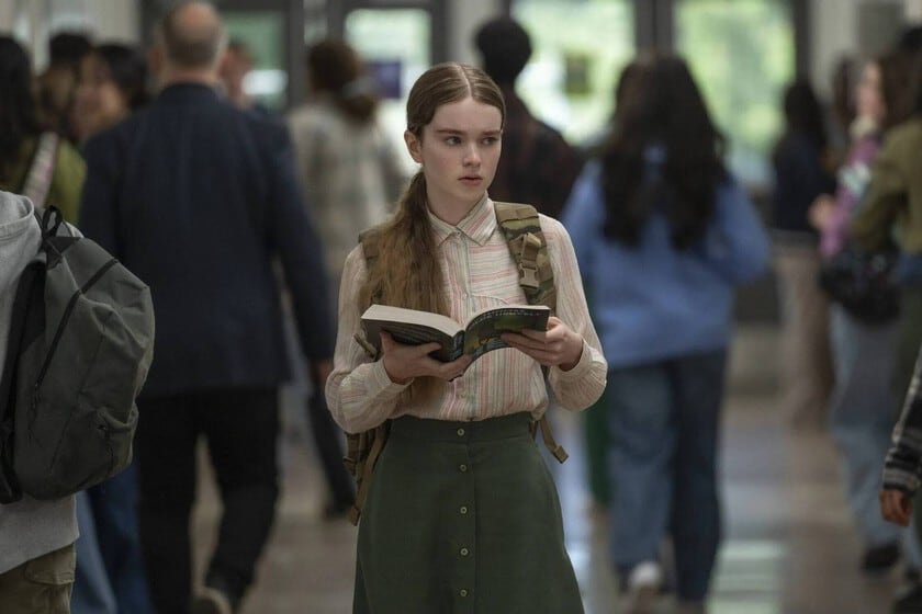 Carrie entra a la biblioteca y encuentra una Rebellion con sello literatura