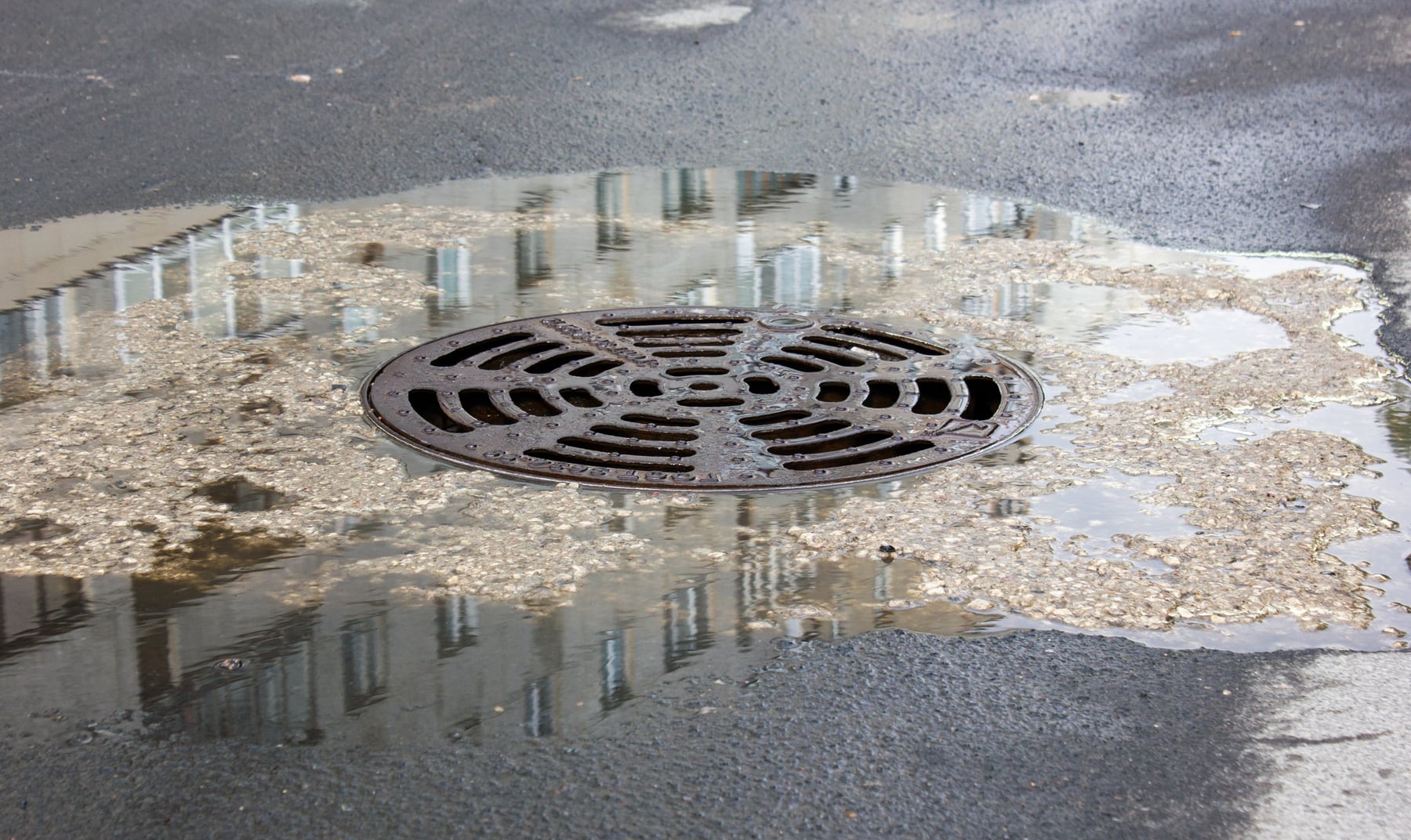 Tormentas en Neuquén: el operativo para que el agua encuentre por dónde irse y los cuidados que el Municipio le pide a cada vecino