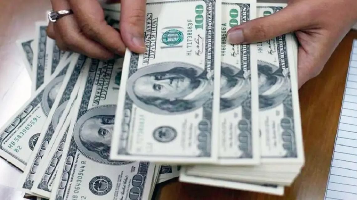 El dólar minorista alcanzó los $1.550 y redujo la brecha con el blue al 2,5%