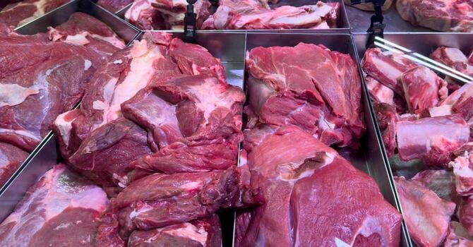 La carne de cerdo fresca toma impulso mientras los chacinados profundizan su descenso